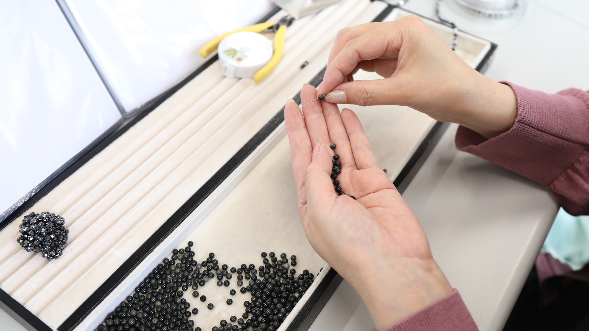 Dr.ガウス製造の様子、「Ｄr.ガウス」は、山梨県にある自社内で1本、1本手作業で製造をしています。パーツの品質のチェックや、磁石、天然石の検品などを製造をしながら人の目や検査機器を使用し実施しております。 